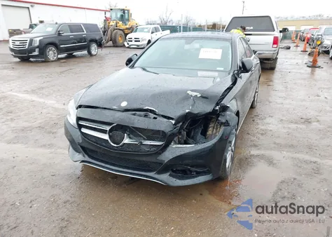 2017 Mercedes-Benz C 300 4Matic z USA, uszkodzony, nr VIN 55SWF4KB9HU223907